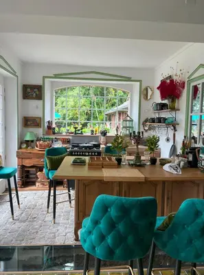 Coin salon dans l'établissement Le Jardin secret du Dr Papertian