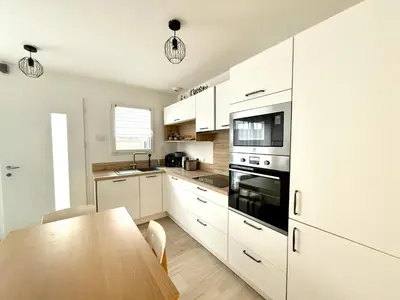 Cuisine ou kitchenette dans l'établissement Maison à 100m de la mer