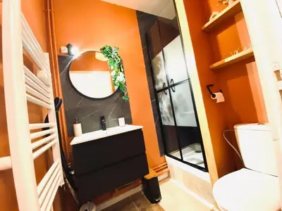 Salle de bains dans l'établissement Bienvenue à Santorin - Caen centre