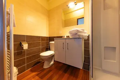 Salle de bains dans l'établissement Auberge le John Steele