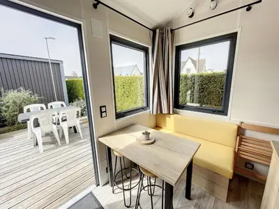 Coin salon dans l'établissement Tiny House cosy près de la plage avec piscine et parking - FR-1-361A-94