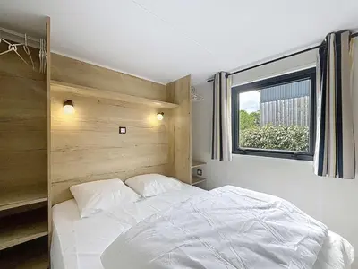 Un ou plusieurs lits dans un hébergement de l'établissement Séjour en Tiny House à Jullouville, piscine et parking inclus - FR-1-361A-95