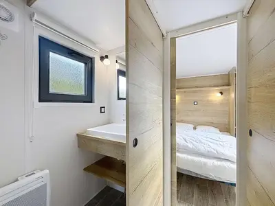Un ou plusieurs lits dans un hébergement de l'établissement Séjour en Tiny House à Jullouville, piscine et parking inclus - FR-1-361A-95