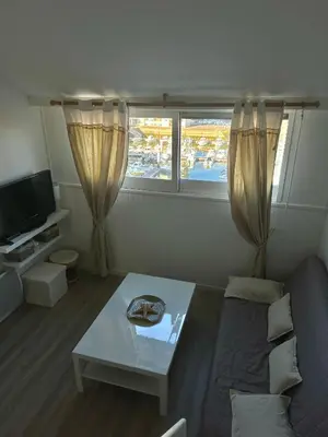 Télévision ou salle de divertissement dans l'établissement Aux beaux coquillages, vue mer et sur le port