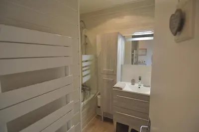 Salle de bains dans l'établissement Aux beaux coquillages, vue mer et sur le port