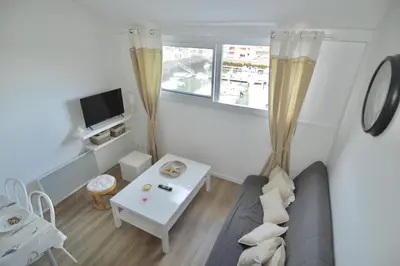 Télévision ou salle de divertissement dans l'établissement Aux beaux coquillages, vue mer et sur le port