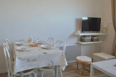 Télévision ou salle de divertissement dans l'établissement Aux beaux coquillages, vue mer et sur le port