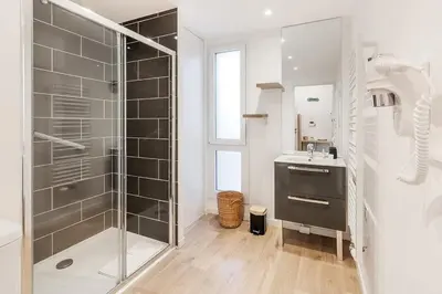 Salle de bains dans l'établissement Le Levant - Appartement neuf - 1 chambre - Terrasse