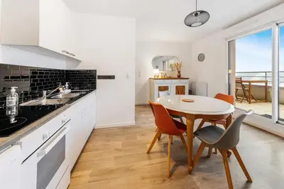 Cuisine ou kitchenette dans l'établissement Le Levant - Appartement neuf - 1 chambre - Terrasse