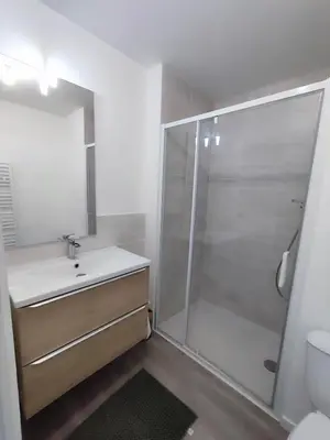 Salle de bains dans l'établissement Brand new, fully equipped, comfortable apartment