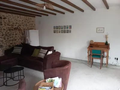 Coin salon dans l'établissement Family home for 14 people