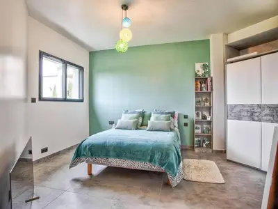 Un ou plusieurs lits dans un hébergement de l'établissement Maison élégante avec jacuzzi, confort moderne et histoire à Ranville - FR-1-788-44