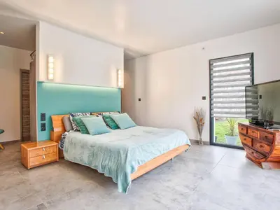 Un ou plusieurs lits dans un hébergement de l'établissement Maison élégante avec jacuzzi, confort moderne et histoire à Ranville - FR-1-788-44