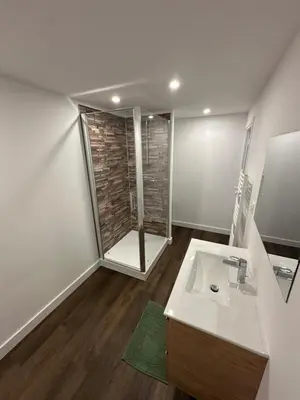 Salle de bains dans l'établissement Appartement granville