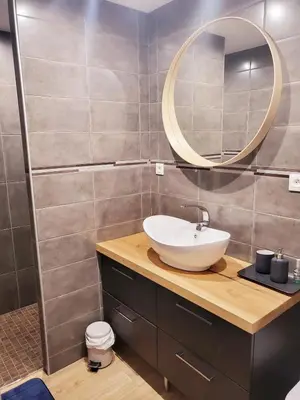 Salle de bains dans l'établissement L'Héméra