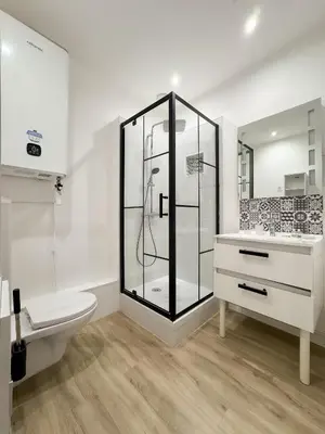 Salle de bains dans l'établissement Athéna
