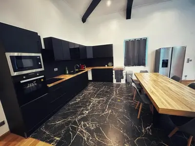 Cuisine ou kitchenette dans l'établissement Grande maison moderne 5 chambres