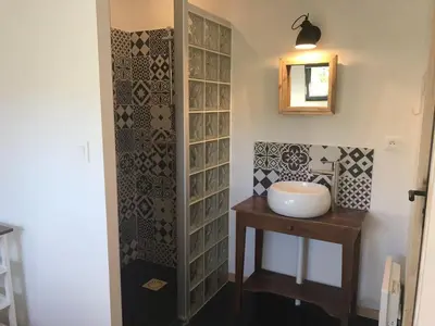 Salle de bains dans l'établissement Le Petit Chalet de la Plage - Terrasse & Jardinet