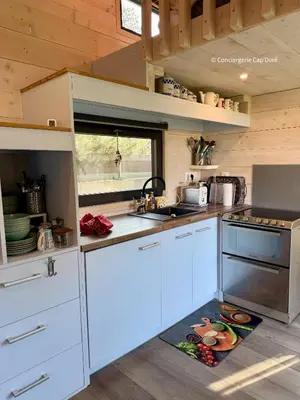 Cuisine ou kitchenette dans l'établissement Le Cabanon - Tiny House 150m de la Plage