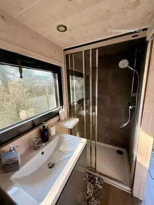 Salle de bains dans l'établissement Le Cabanon - Tiny House 150m de la Plage
