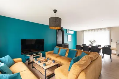 Télévision ou salle de divertissement dans l'établissement Chez Lisette - Maison climatisée dans Cancale