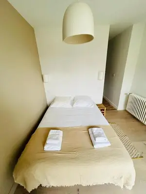 Un ou plusieurs lits dans un hébergement de l'établissement La Maison du Nice Caennais
