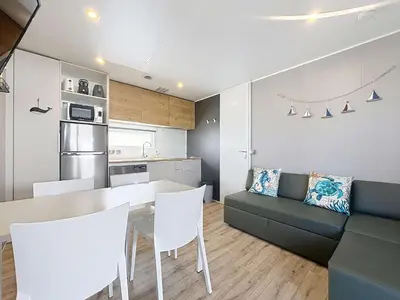 Cuisine ou kitchenette dans l'établissement Mobil-home Grand Confort: 2 ch, piscine, plage à 200m, parking, wifi - FR-1-361A-96