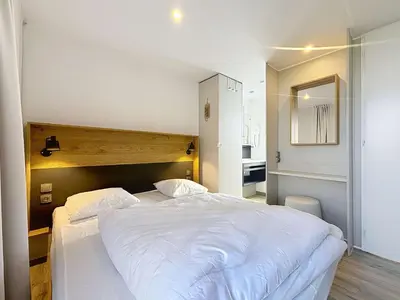 Un ou plusieurs lits dans un hébergement de l'établissement Mobil-home Grand Confort: 2 ch, piscine, plage à 200m, parking, wifi - FR-1-361A-96