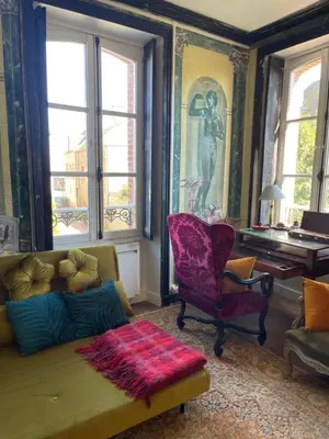 Coin salon dans l'établissement Les Chambres du Dr Papertian