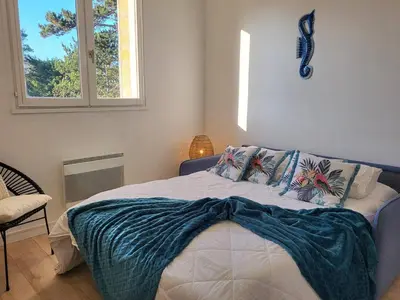Un ou plusieurs lits dans un hébergement de l'établissement Studio cosy avec parking, à 100m du centre, proche plage - FR-1-788-47