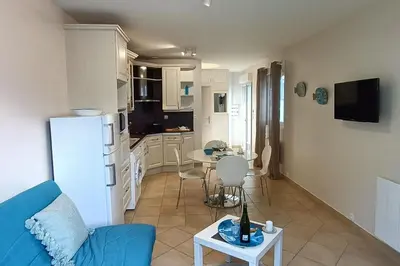 Cuisine ou kitchenette dans l'établissement Le petit chalet bleu