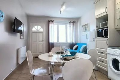 Cuisine ou kitchenette dans l'établissement Le petit chalet bleu