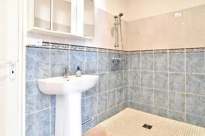 Salle de bains dans l'établissement Larmoricaine