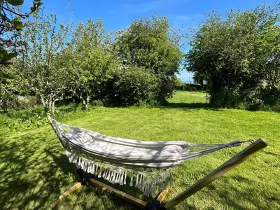 Jardin de l'établissement Le Petit Nid, Gîtes vue mer, l'Île de Tatihou avec Jacuzzi