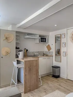 Cuisine ou kitchenette dans l'établissement Idéal couple ! Le Nid du Bourg - Proche plage et commerces - serviettes de toilette & linge de lit compris
