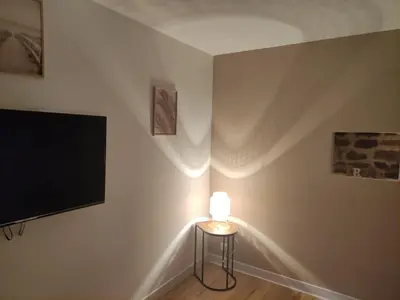 Télévision ou salle de divertissement dans l'établissement La vie est belle