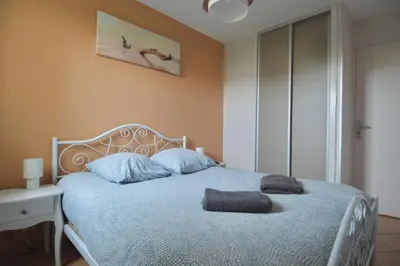 Un ou plusieurs lits dans un hébergement de l'établissement Loubapa, appartement en rez-de-jardin