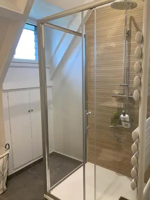 Salle de bains dans l'établissement Villa Cancale, vue mer, 15 pers, plage à 200m