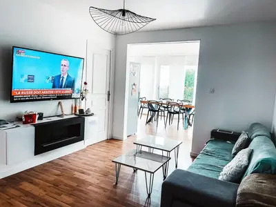 Télévision ou salle de divertissement dans l'établissement Charmant cottage bord de mer camping 4 etoiles
