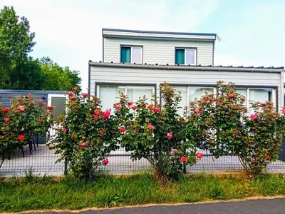Jardin de l'établissement Charmant cottage bord de mer camping 4 etoiles