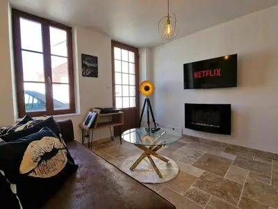 Télévision ou salle de divertissement dans l'établissement Le Triplex Romantique Balneo duo et Sauna