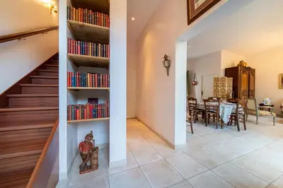 Bibliothèque dans la maison de vacances