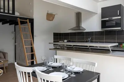Cuisine ou kitchenette dans l'établissement Appartement proche Place Saint-Sauveur