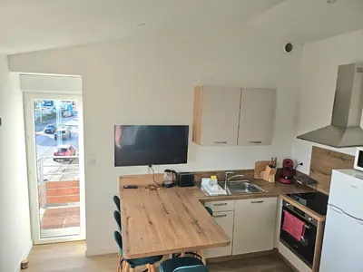 Cuisine ou kitchenette dans l'établissement Appartement Granville 5