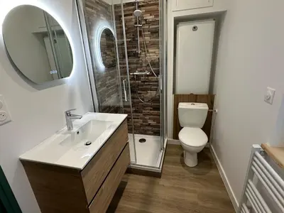 Salle de bains dans l'établissement Appartement Granville 5