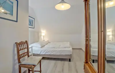 Un ou plusieurs lits dans un hébergement de l'établissement Cozy Home In Quettehou With Wifi