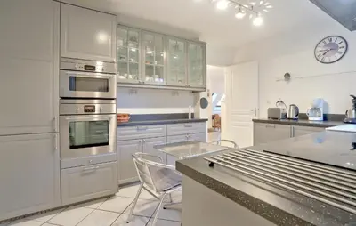 Cuisine ou kitchenette dans l'établissement Cozy Home In Quettehou With Wifi