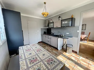 Cuisine ou kitchenette dans l'établissement Maison avec jardin près de la mer - FR-1-361-560