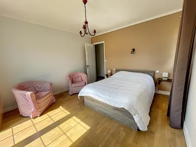 Un ou plusieurs lits dans un hébergement de l'établissement Maison avec jardin près de la mer - FR-1-361-560