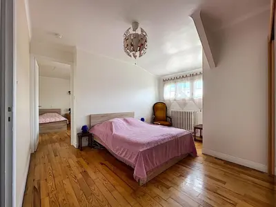 Un ou plusieurs lits dans un hébergement de l'établissement Maison avec jardin près de la mer - FR-1-361-560